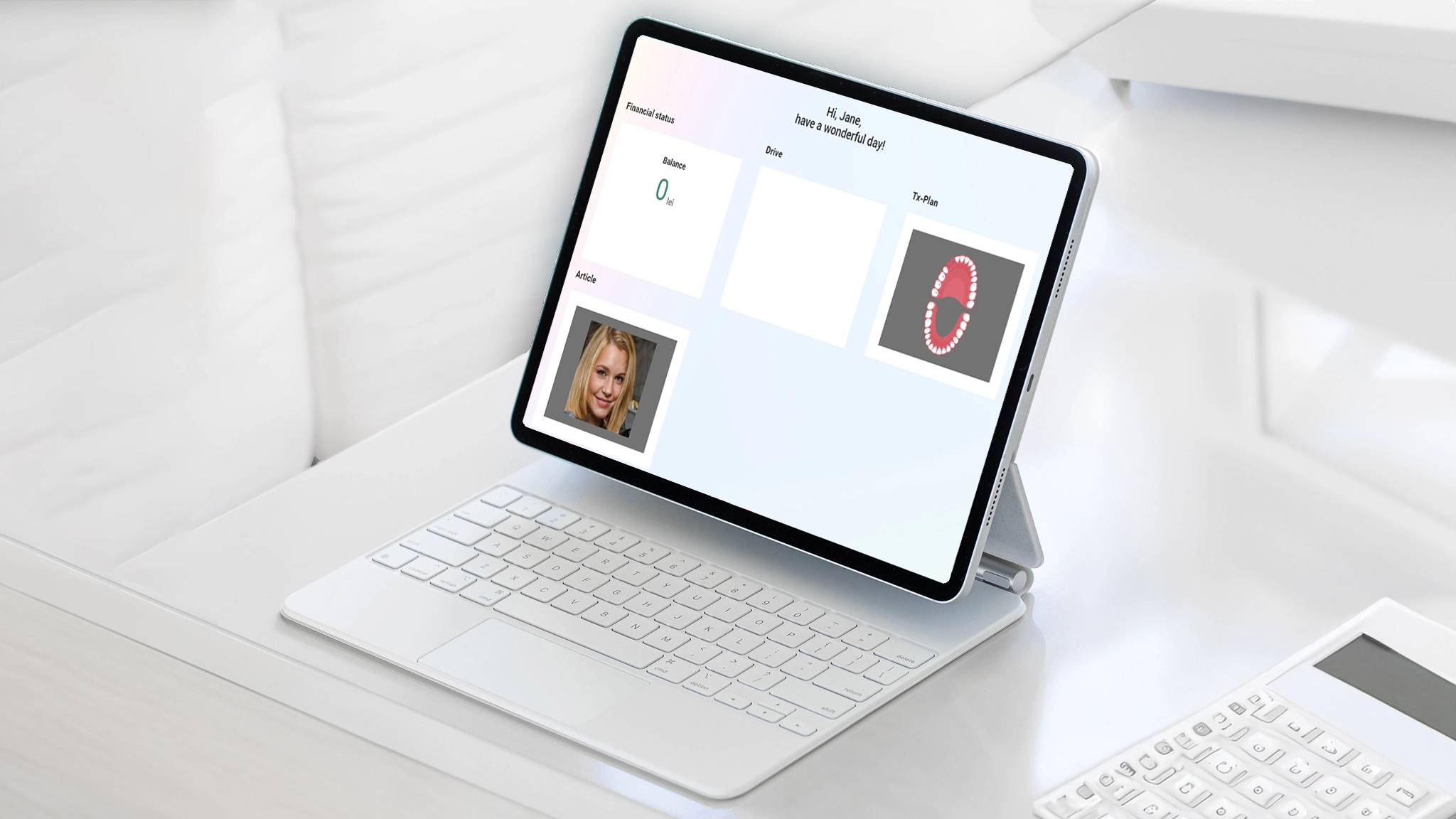 Tablette affichant l’app SmileSIM Pacient, statut financier, Drive et plan de traitement numérique pour la communication patient